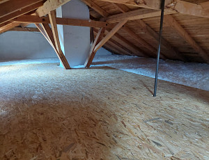 Zateplení stropu rodinného domu pomocí foukané izolace